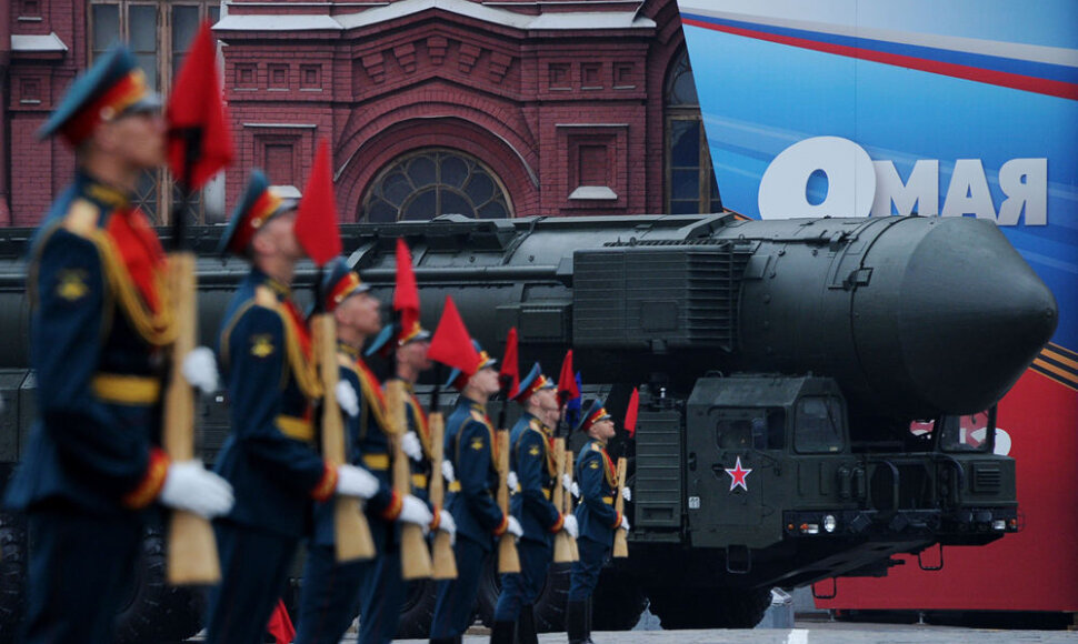 Vežama Rusijos &bdquo;Topol&ldquo; balistinė raketa