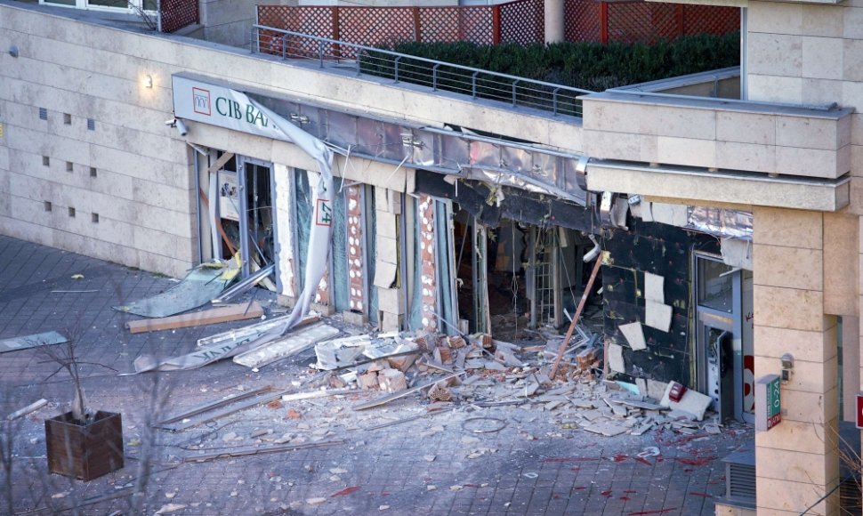 Sprogimas Budapešte sugriovė banko „CIB Bank“ fasadą