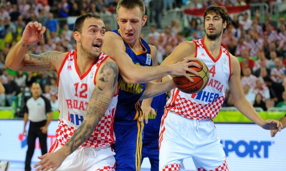 Damiras Markota, Maxymas Korniyenko (su kamuoliu) ir Ante Tomičius