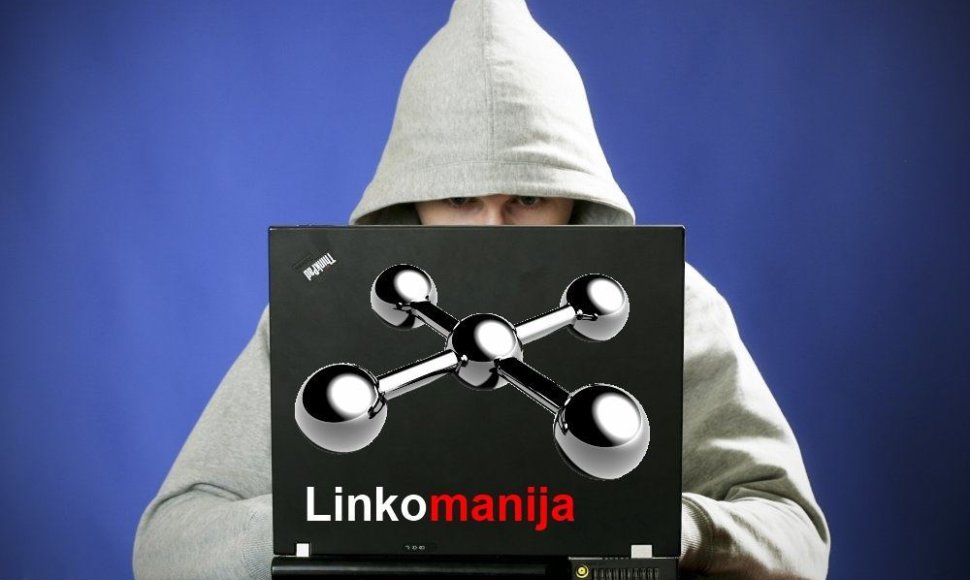 Žmogus dirba su kompiuteriu, ant kurio yra „Linkomanijos“ logotipas