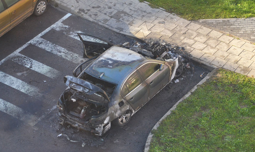 Naktį Vilniuje sudegęs BMW