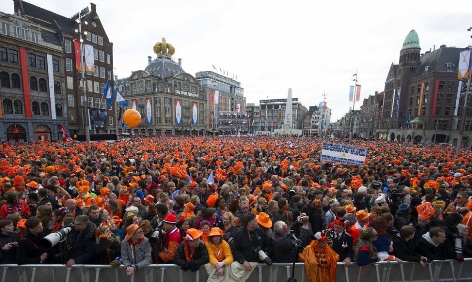Prie Nyderlandų karaliaus rūmų susirinkę žmonės