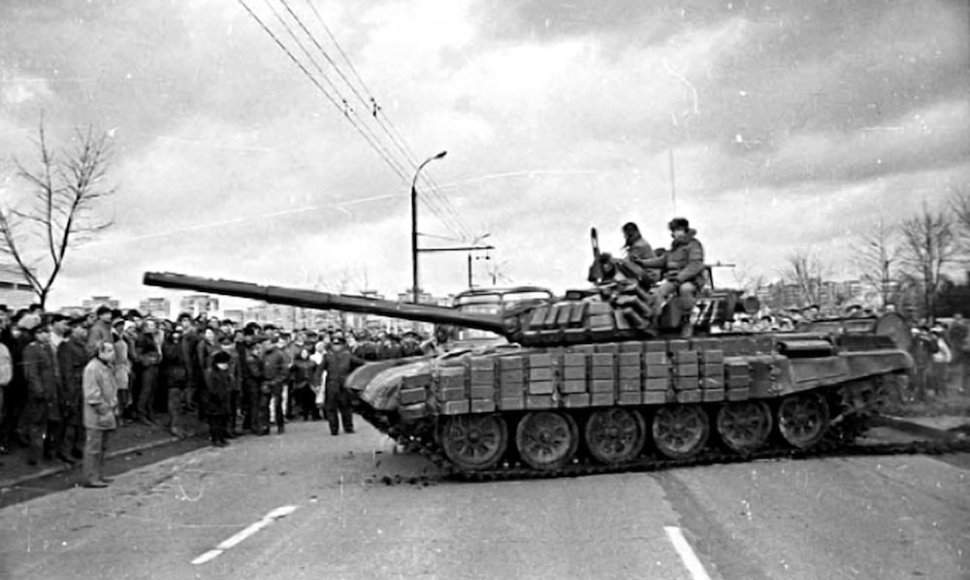 Sovietų tankai ir kita karinė technika tarsi poligone važinėja Vilniaus miesto gatvėmis (1991 m. sausis).