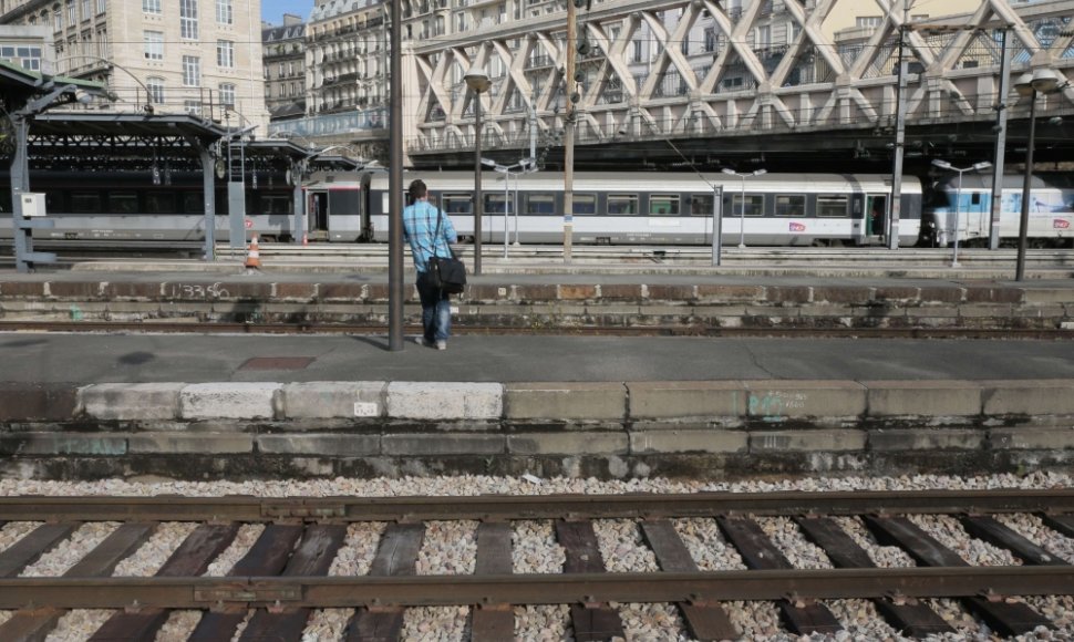 Prancūzijoje keleiviai trečiadienį susidūrė su transporto chaosu, kai geležinkelių darbuotojų profsąjungos paskelbė nacionalinį streiką