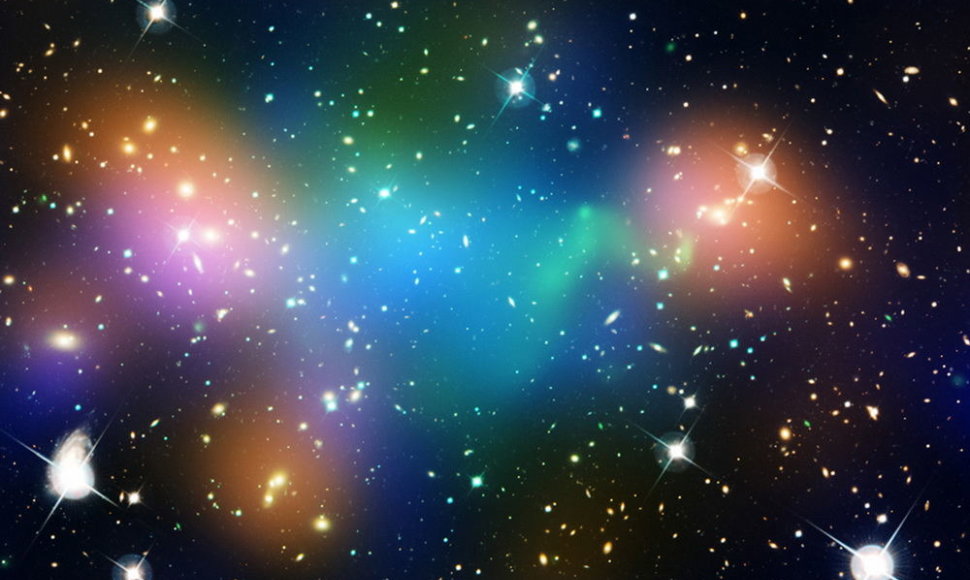 Sumontuota iliustracija vaizduojanti „Abell 520“ galaktikų spiečiuje esančių galaktikų, karštų dujų ir tamsiosios medžiagos pasiskirstymą