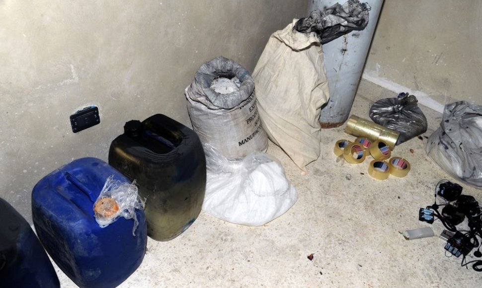 Sirijos naujienų agentūra nufotografavo rastas medžiagas, iš kurių galėjo būti gaminamas cheminis ginklas.