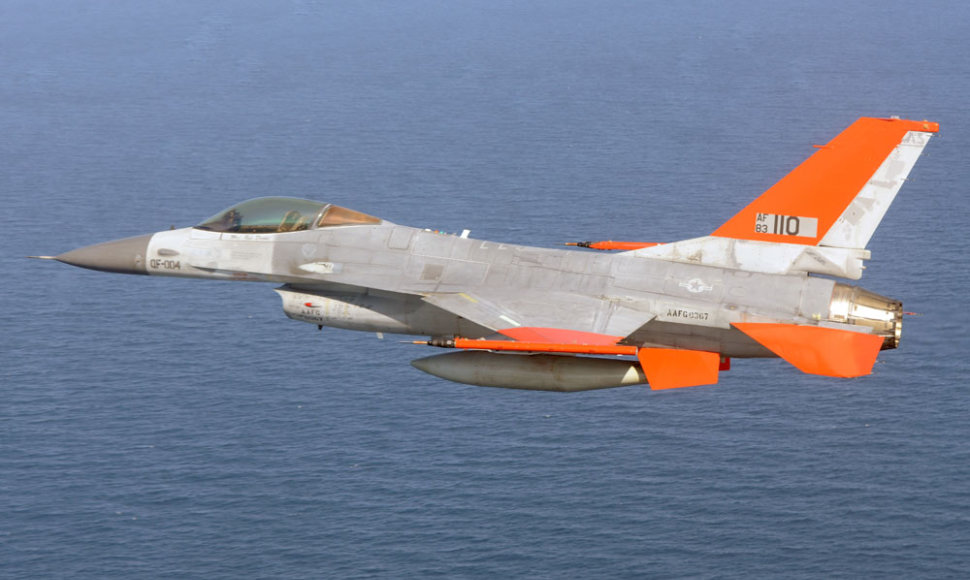 QF-16 skrydis be piloto