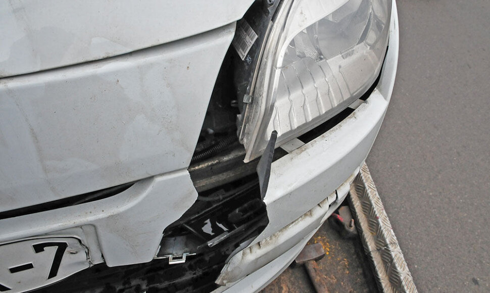 Automobilis &bdquo;Renault Megane&ldquo; po susidūrimo su briedžiu