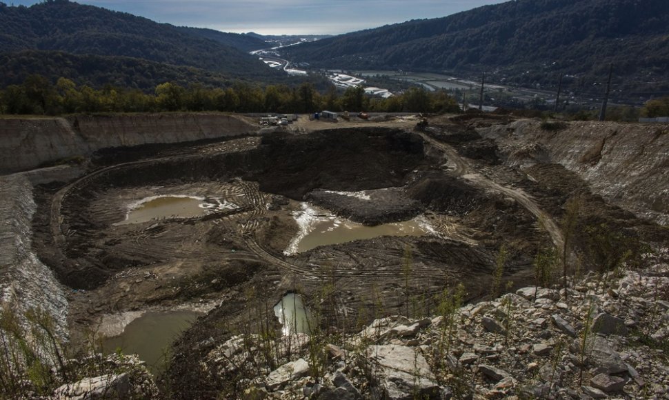 Netoli Sočio esančiame gamtos rezervate dėl žiemos olimpinio miesto statybų iškastas žvyro karjeras.