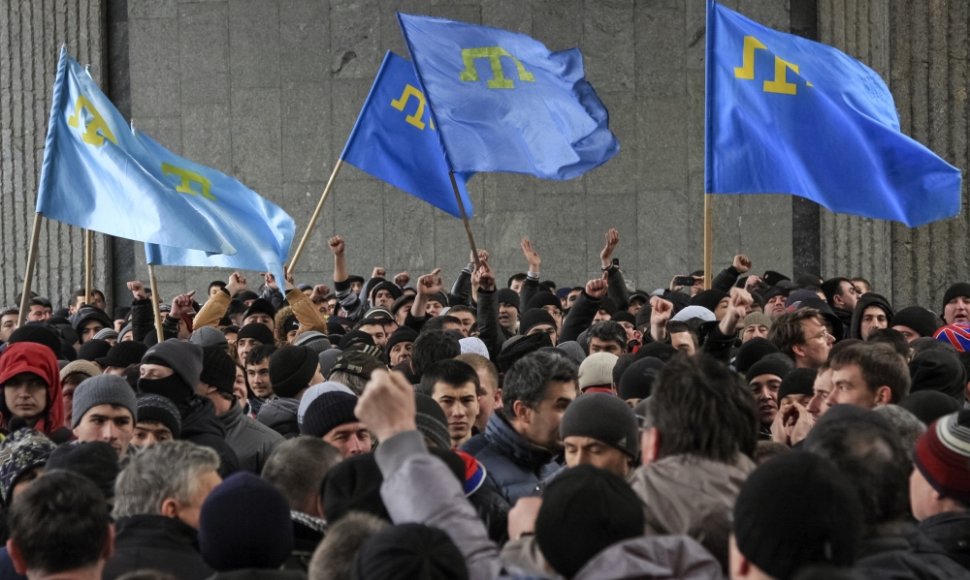 Krymo totoriai piketuoja už Ukrainos teritorinio vientisumo išlaikymą prie parlamento Simferopolyje