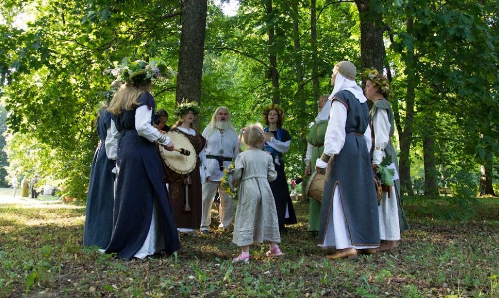 Rasos Verkių rūmų parke: burtai, dainos, šokiai ir paparčio žiedas