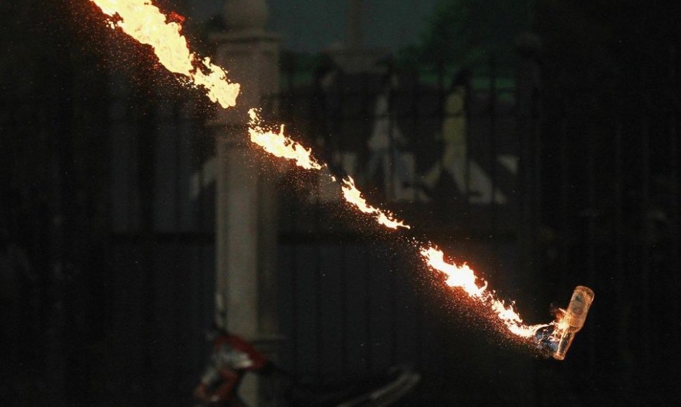 Skrieja Molotovo kokteilis, per protestą prieš degalų kainas Džakartoje