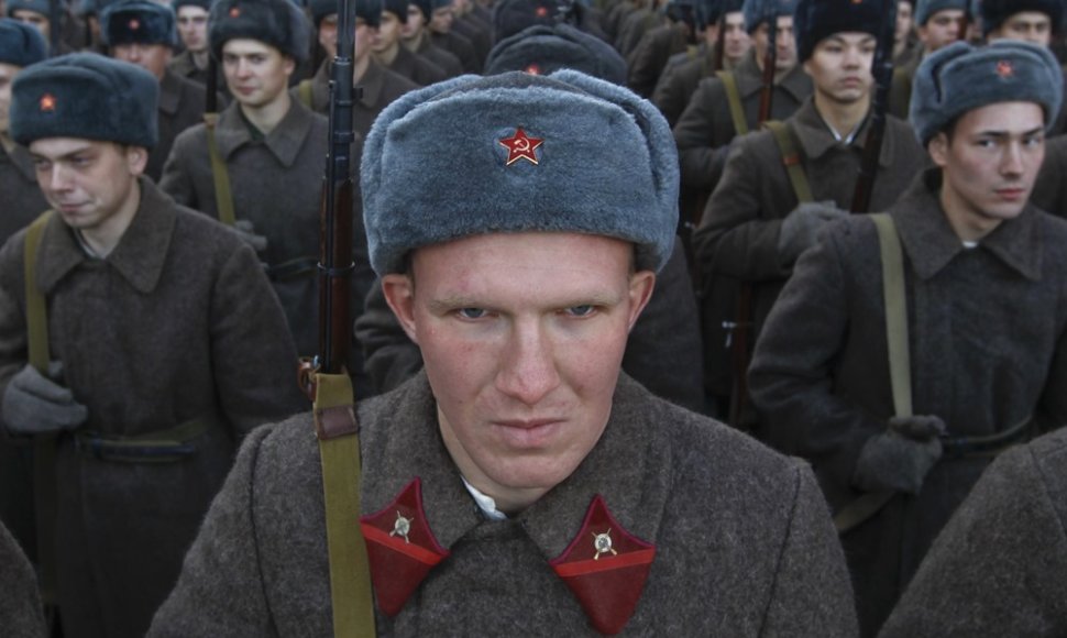 Rusijos kariai su senovinėmis uniformomis Raudonoje aikštėje