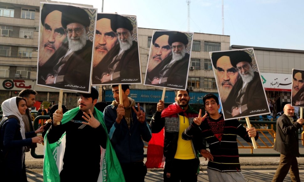 Iraniečiai mini Islamo Respublikos 35-ąsias metines