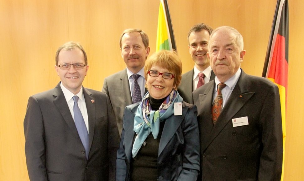 Thomas Metz, Heseno Teisingumo ministerijos valstybės sekretorius (kairėje) ir Deividas Matulionis, Lietuvos Respublikos ambasadorius Vokietijoje (kairėje, antroje eilėje) įteikė Evai Dude (viduryje) jos paskyrimo Lietuvos Respublikos garbės konsule Vokietijoje skiriamuosius raštus. PPR generalinis 