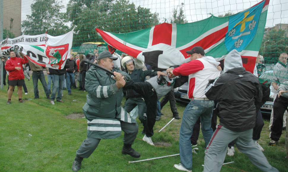 Lenkų futbolo ultrų sukeltos riaušės Vilniaus „Vėtros“ stadione