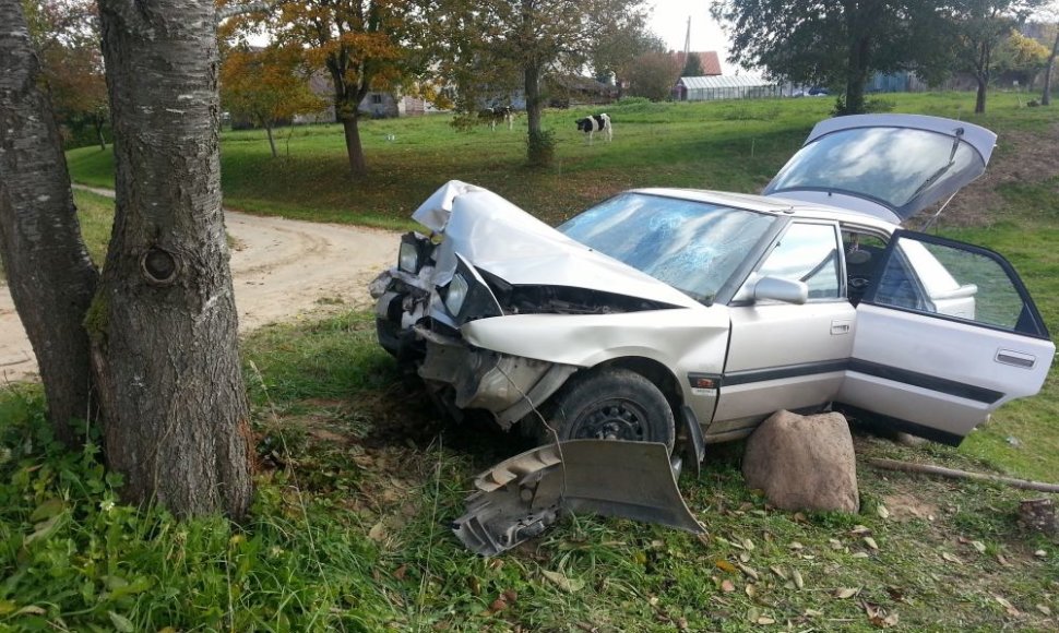 Likimo valiai avarijos vietoje paliktas „Mazda“ automobilis
