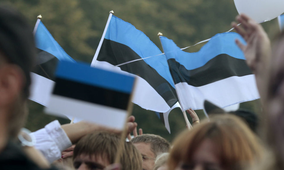 Estai mojuoja Estijos vėliavėlėmis