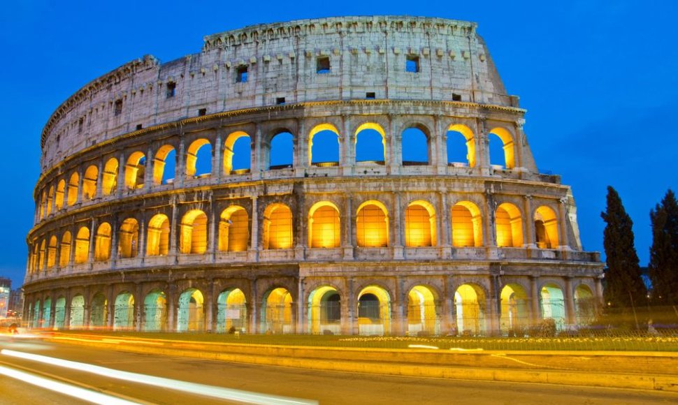 Italijos sostinėje Romoje prie Koliziejaus nuo šiol draudžiamas automobilių eismas. 