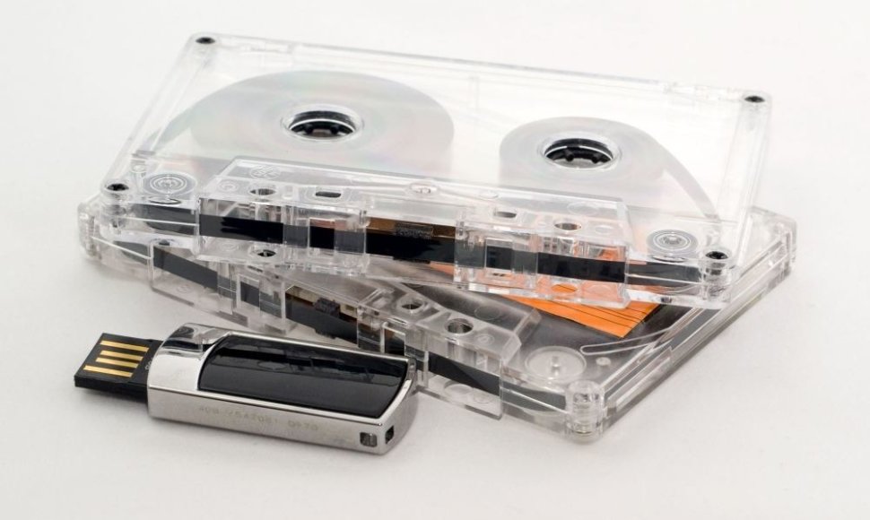 Juostinė kasetė ir USB atmintinė