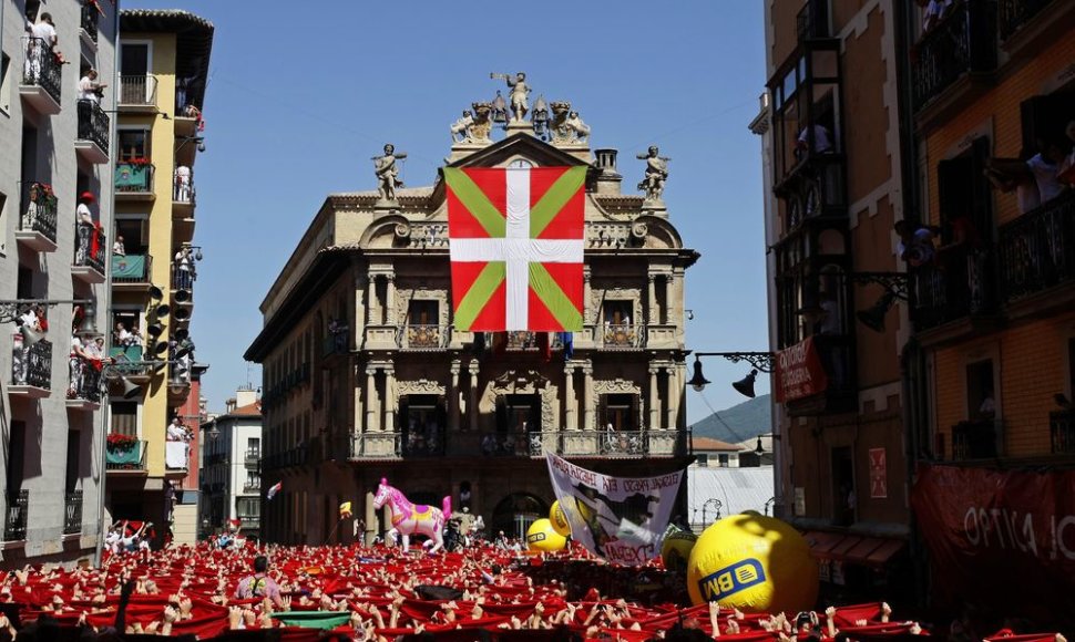 Dėl didžiulės baskų vėliavos teko atidėti festivalio pradžią.