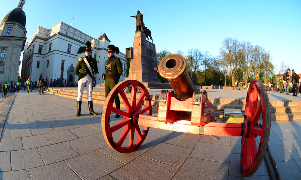 Katedros aikštėje – Lietuvos kariai, vilkintys istorines uniformas ir senoviniai pabūklai.