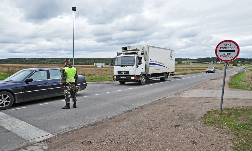 Pasienietis tikrina automobilius Širvių poste