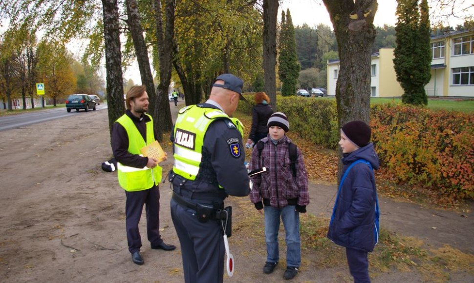 Lietuvos policijos kapelionas Algirdas Toliatas (kairėje).