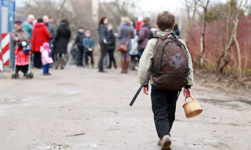 Valų kaimo vaikai į mokyklą pėsčiomis vaikšto 9 kilometrus