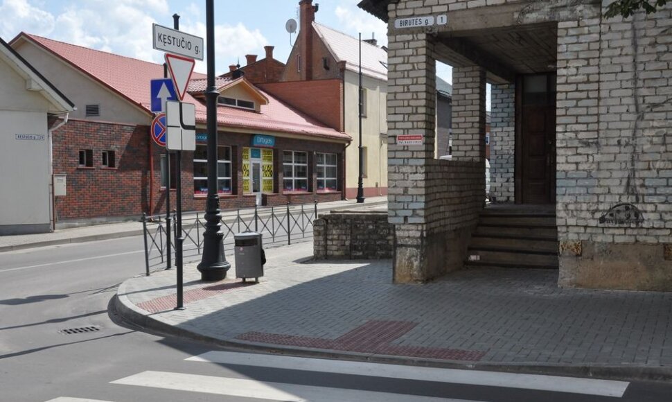  Birutės gatvėje specialus &scaron;aligatvis akliesiems, kur Baltąja lazdele prilietus galima atskirti važiuojamąją dalį nuo pėsčiųjų zonos.