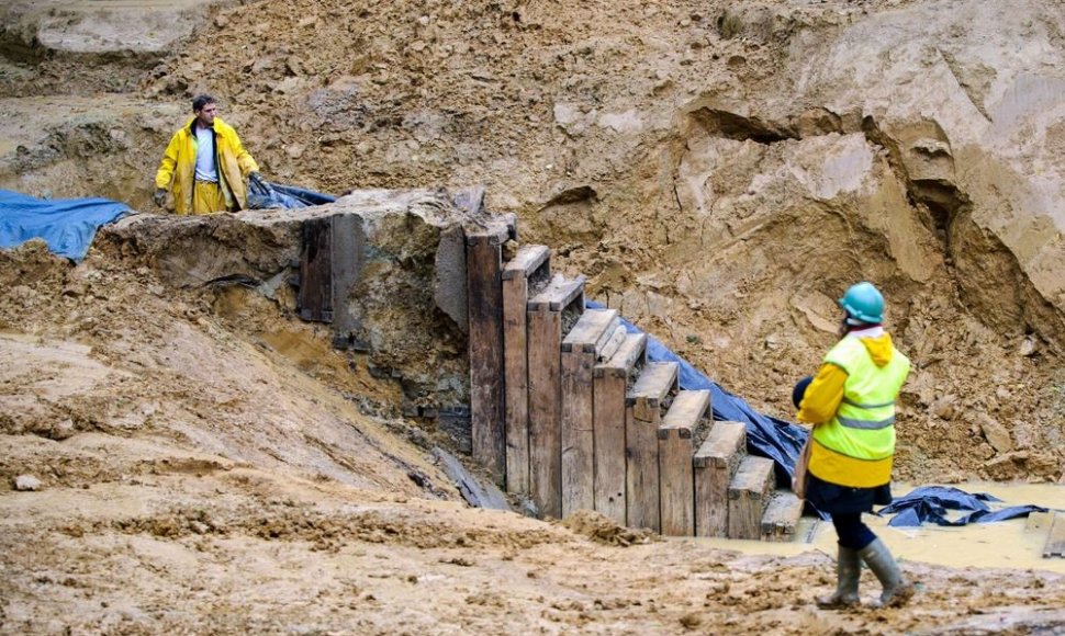 Archeologai dirba prie Pirmojo pasaulinio karo laikų požeminio tunelio. 