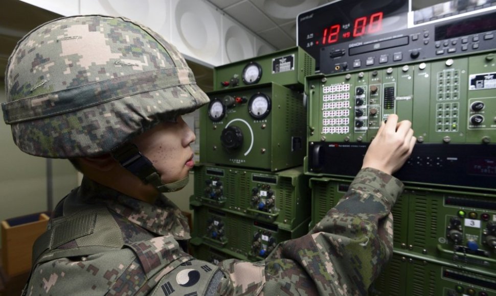 Pietų Korėjos karys įjungia propagandos garsiakalbį