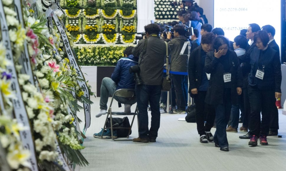 Gedintieji prie memorialo Pietų Korėjoje nuskendusio kelto Sewol aukoms