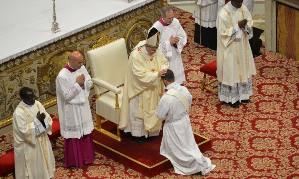 Popiežius Pranciškus Šv Petro bazilikoje įšventina naujus kunigus