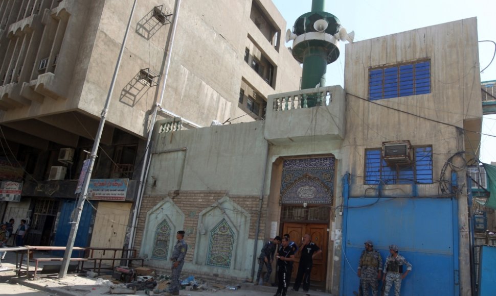 Bagdado centre susisprogdinus savižudžiui prie įėjimo į šiitų mečetę žuvo mažiausiai 13 žmonių