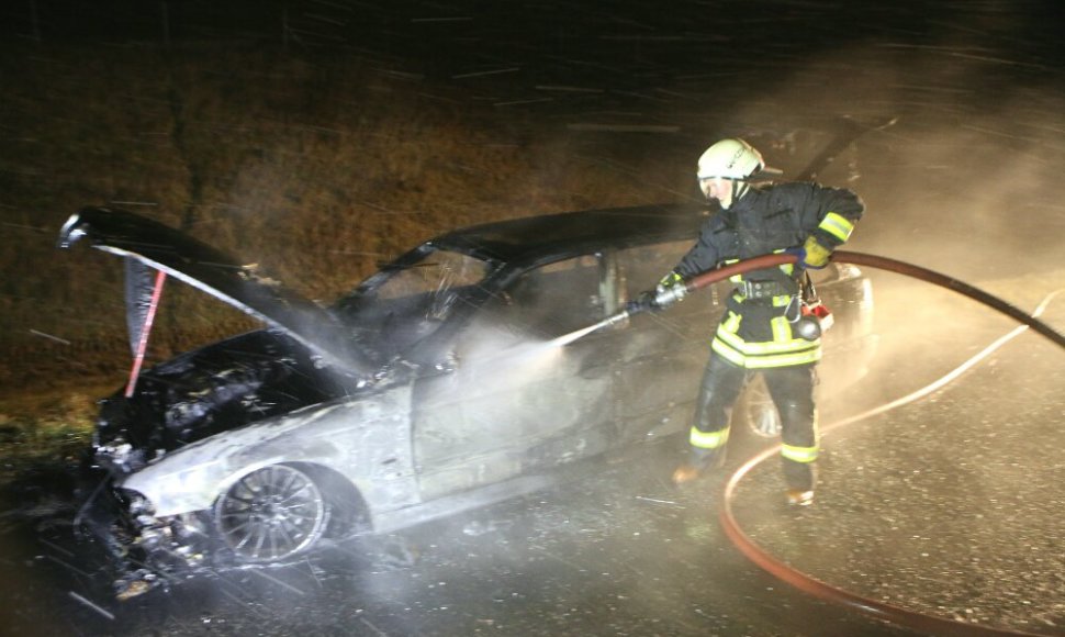 Prie Gargždų sudegė BMW 530