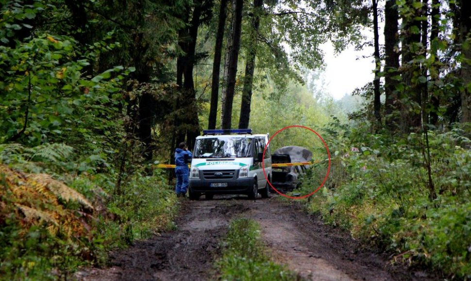 Sudegęs „VW Passat“ ir nužudyta mergina jo bagažinėje