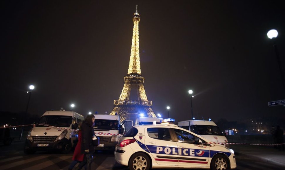 Policijos automobiliai prie Eiffelio bokšto