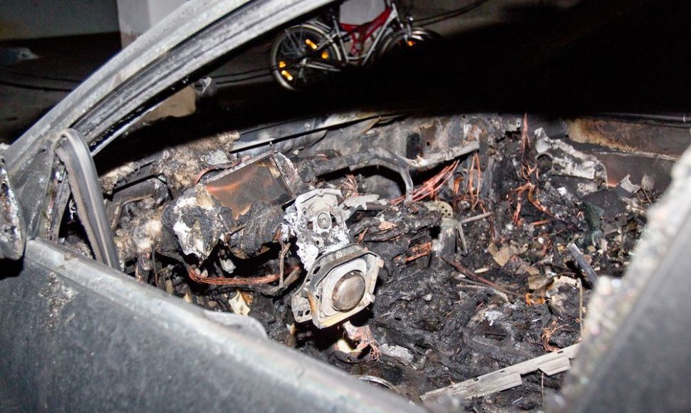 Sudegintas automobilis „Mercedes Benz S500“