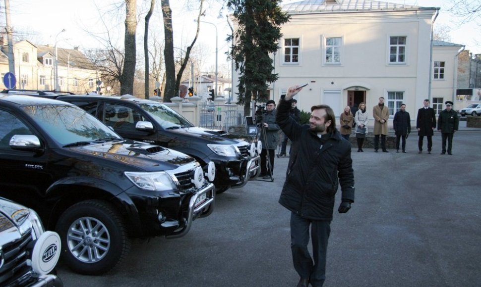 Automobilius ir naują techniką pašventino policijos kapelionas Algirdas Toliatas.