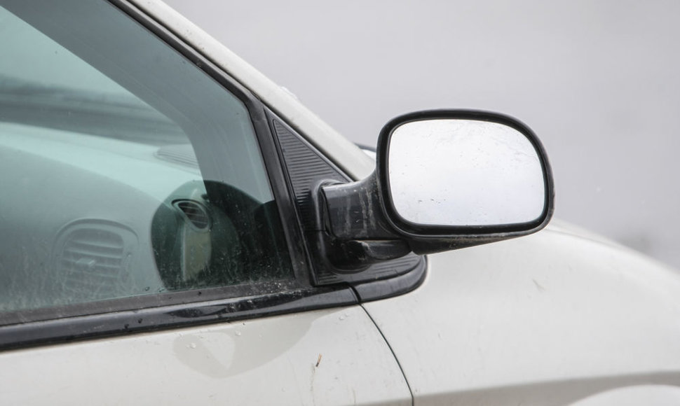 Per avariją apgadintas automobilio veidrodėlis