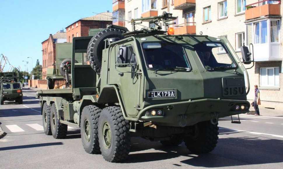 Karinės mašinos riedėjo Klaipėdos gatvėmis