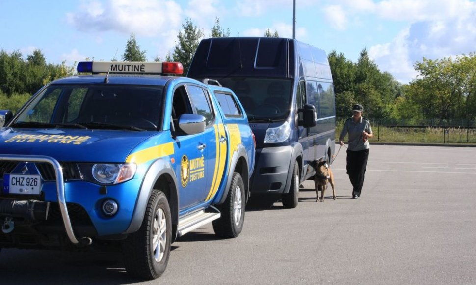 Muitininkai aptinka vis įmantriau paslėptas cigaretes