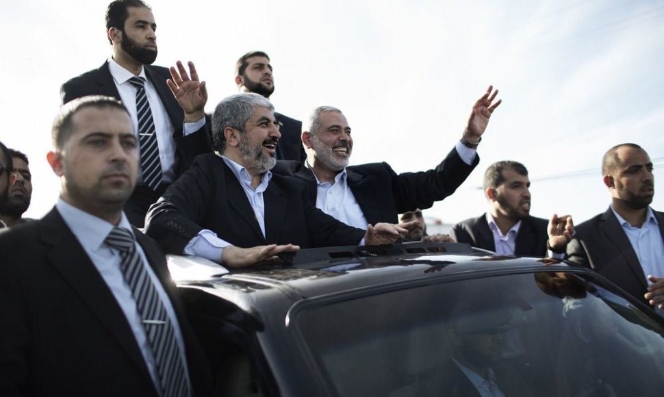 „Hamas“ lyderis Khaledas Meshaalas ir „Hamas“ premjeras Ismailas Haniyehas mojuoja iš automobilio.