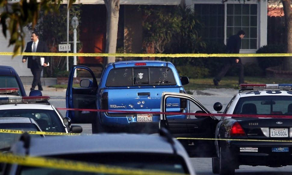 Los Andželo policija, ieškodama Christopherio Jordano Dornerio, per klaidą apšaudė ne tą automobilį.