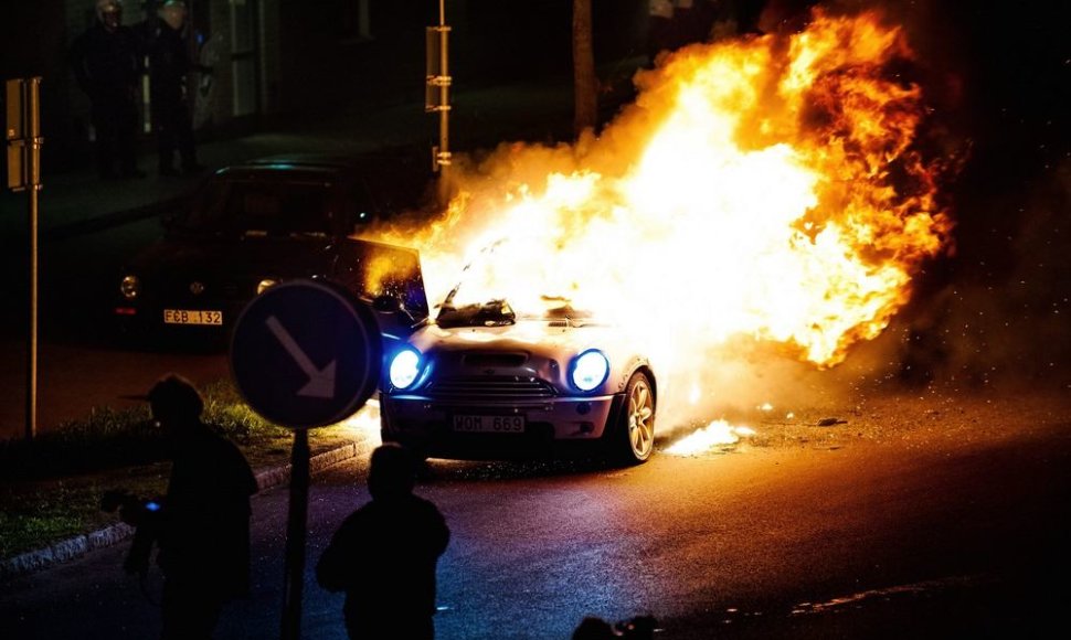 Švedijoje degantis automobilis