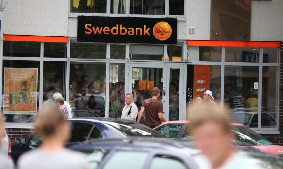 „Swedbank“ banko skyriuje pilna žmonių