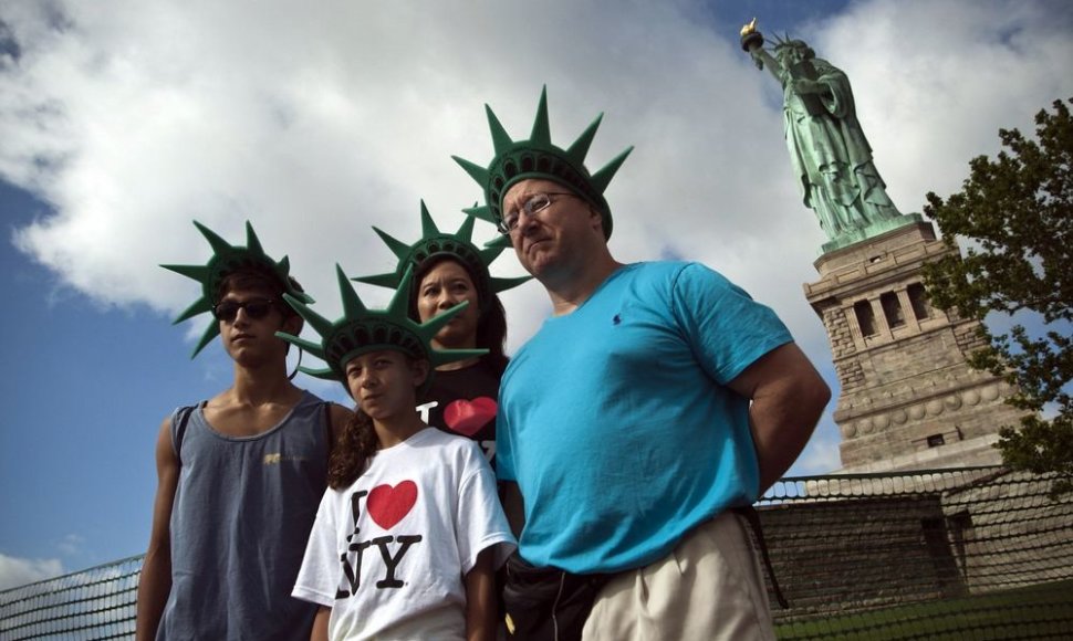 Šeima fotografuojasi prie Laisvės statulos