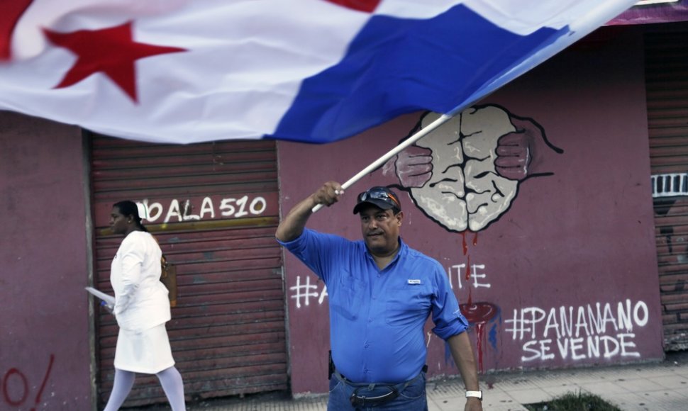 Vyras su Panamos vėliava