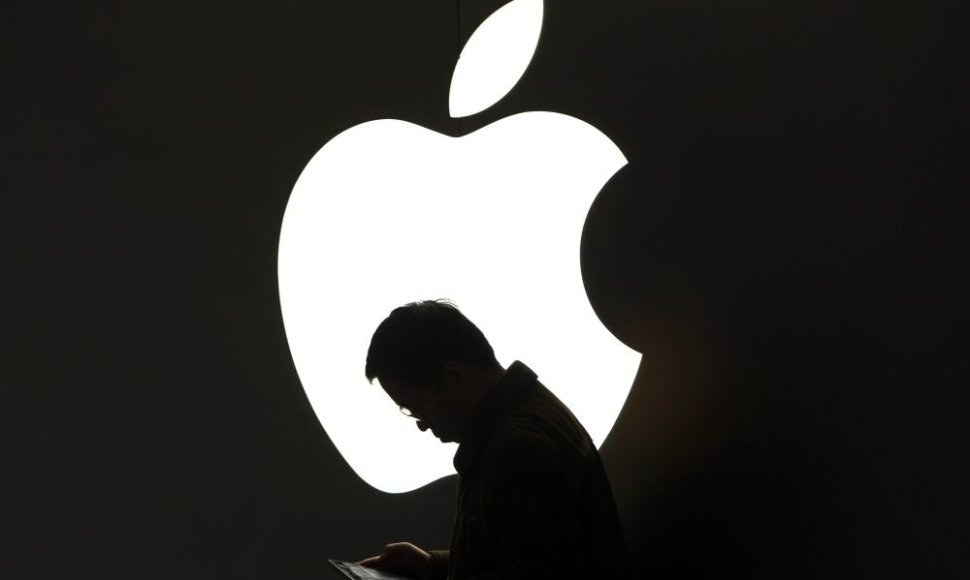 Žmogus eina pro „Apple“ iškabą